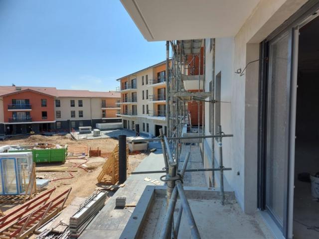 pose meniseries chantier de Cessy  123 logements (fenêtres-PF -Volets roulants)